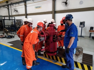 Treinamentos para pessoal e clientes embarcados nos campos de pampo e enchova